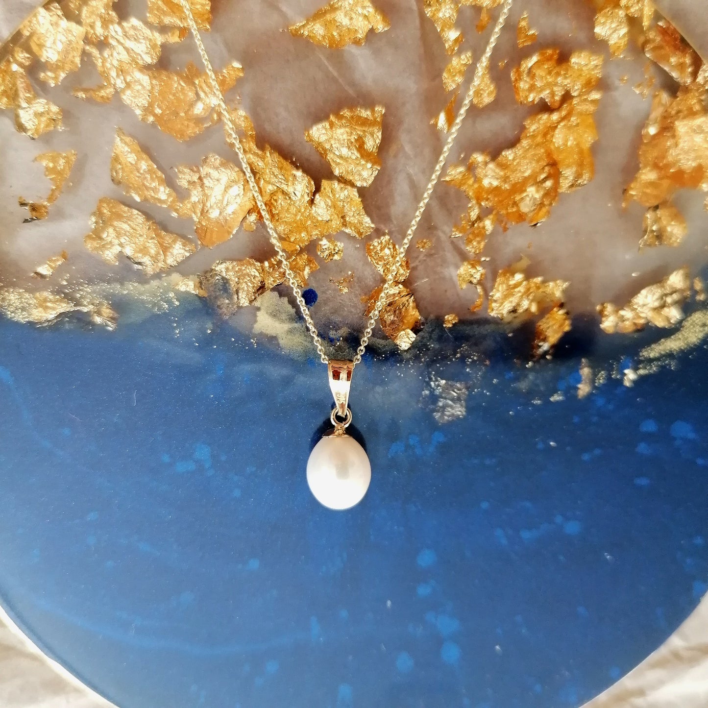 0,7mm Goldkette in 375er Gold mit echtem Perlenanhänger oval