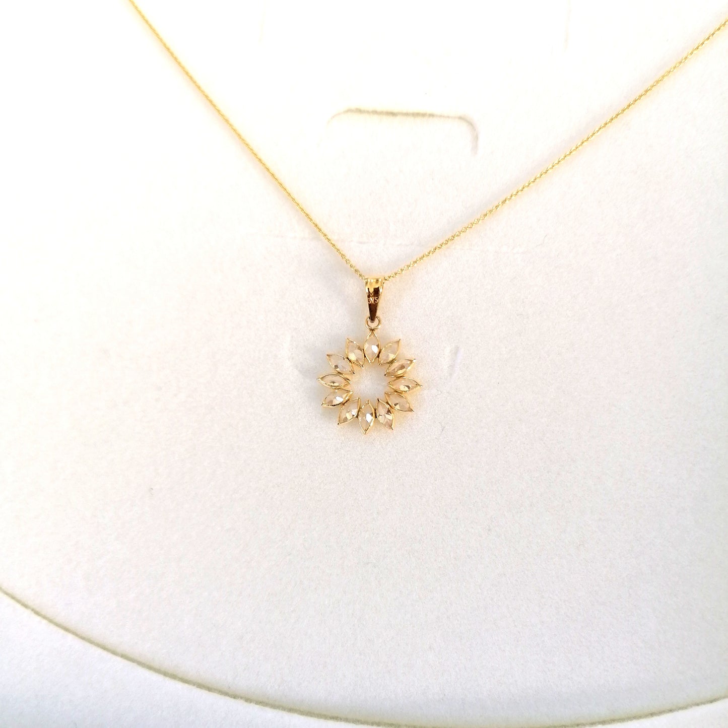 0,7mm Ankerkette in 375er Gold mit 375er Goldanhänger Blume aus 12 weißen Zirkonias 9Kt GOLD